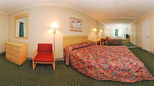 Rodeway Inn Woodbridge Extérieur photo