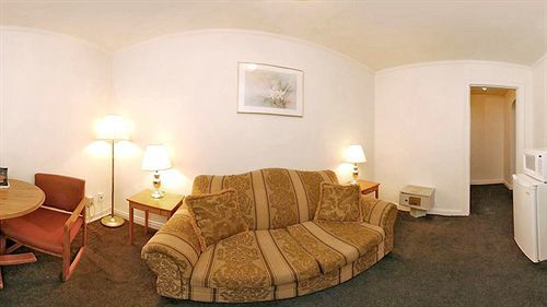 Rodeway Inn Woodbridge Extérieur photo